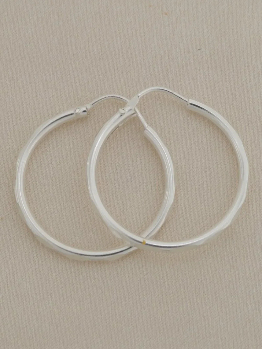 925 Sterling Silver Diamond Cut Hoop Earrings 25 mm Huggie Hoops - Picture 3 of 7